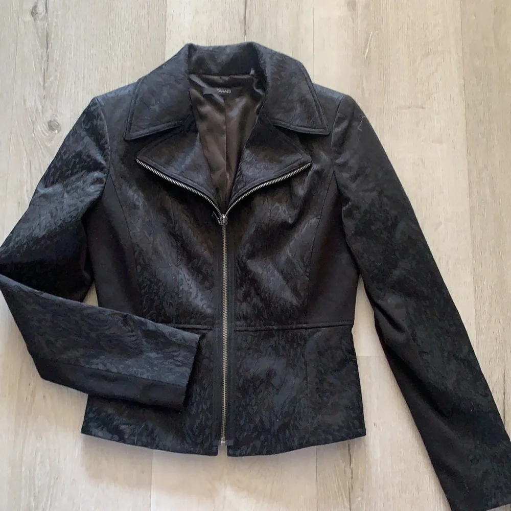 Tahari moto black blazer jacket textured animal print sz 4 zipper classic‎